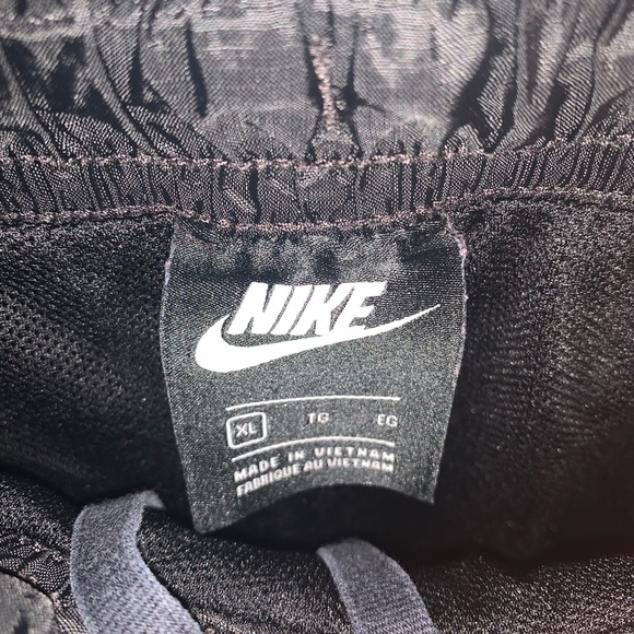 Men’s Nike Woven Tech Pants - Picture 3 of 4